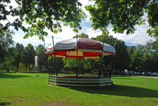 849676 Gezicht op de muziektent op het Lepelenburg te Utrecht.